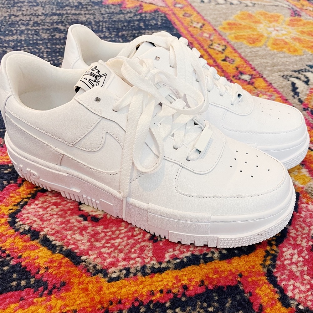 LIKE NEW Platform White NIKE Air Force 1s